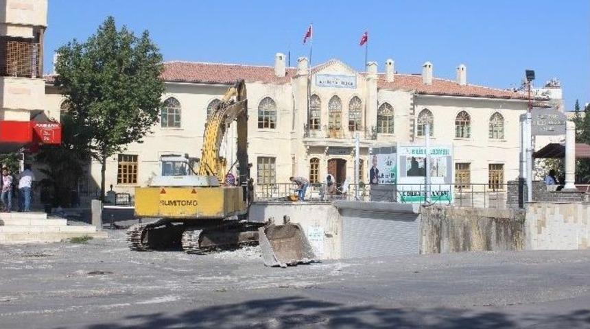 Cumhuriyet Meydanı&rsquo;nda &Ccedil;evre D&uuml;zenlemesi Yapılıyor