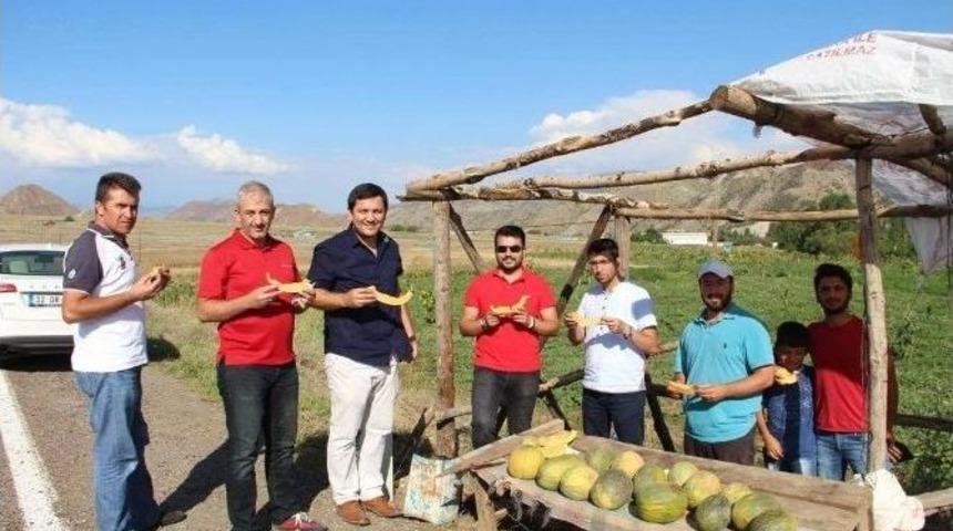 Dutlu K&ouml;y&uuml; Kavunları Asfalt Kenarında Satışa &Ccedil;ıktı