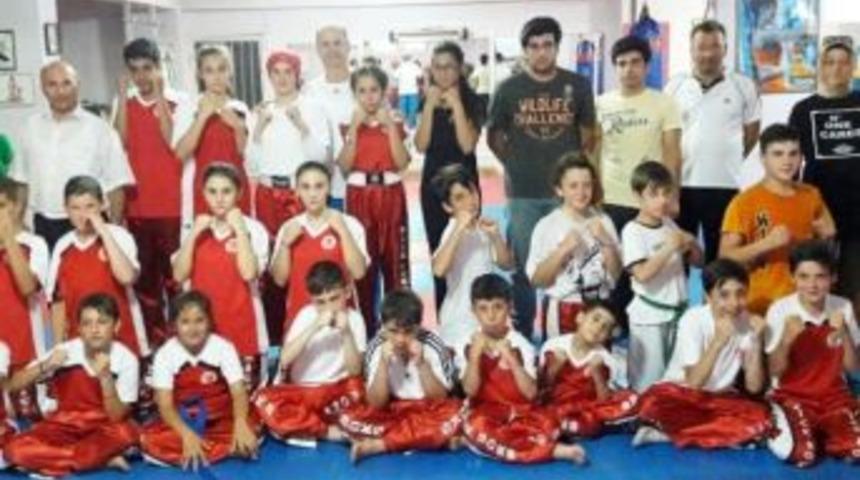 Kickboks&ccedil;ular Kuşak İ&ccedil;in Ter D&ouml;kt&uuml;