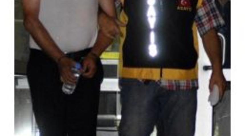 Karısını &Ouml;ld&uuml;rd&uuml;, Kahkaha Atarak Cezaevine Gitti