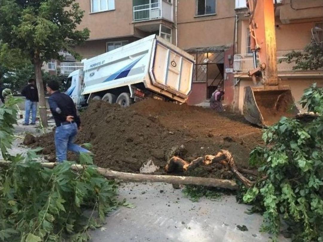 Kontrolden &Ccedil;ıkan Kamyon Ortalığı Savaş Alanına &Ccedil;evirdi