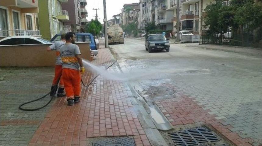 İzmit&rsquo;te Yol Temizleme &Ccedil;alışmalarını Devam Ediyor