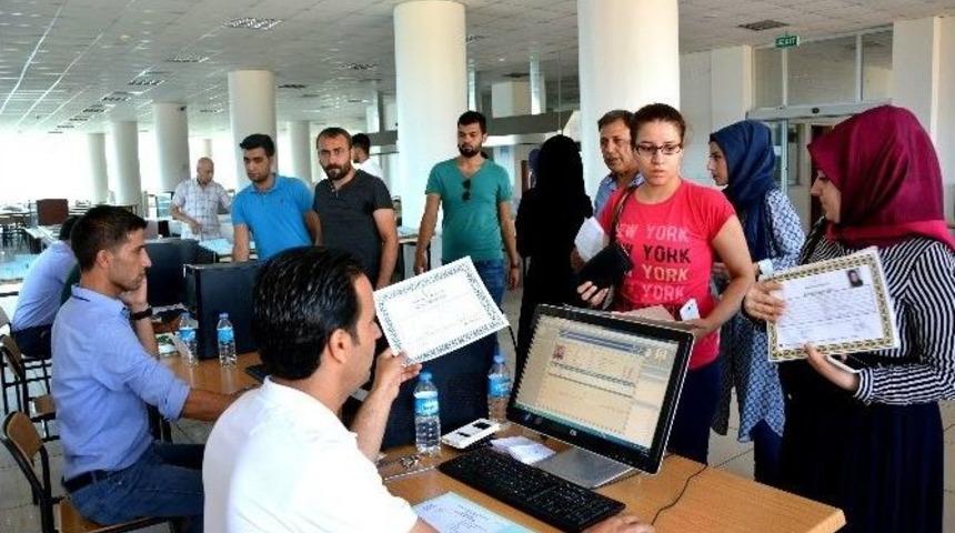 &Uuml;niversitede Kayıt D&ouml;nemi Başladı