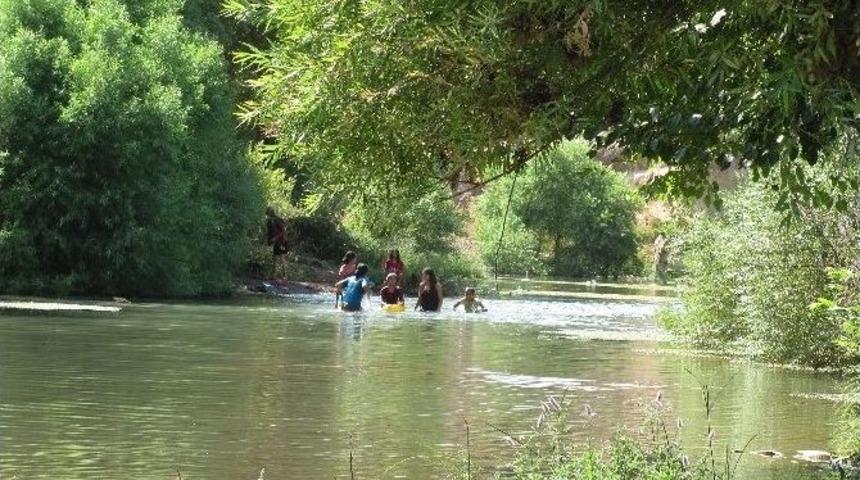 Aşırı Sıcaklarda Kıyafetleri İle &Ccedil;aya Girerek Serinliyorlar
