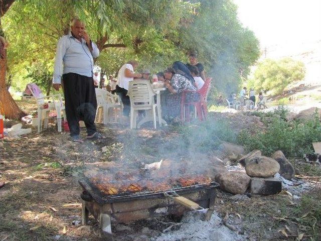 Aşırı Sıcaklarda Kıyafetleri İle Çaya Girerek Serinliyorlar