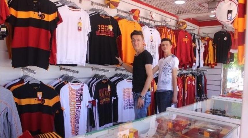 Galatasaray Lisanslı &Uuml;r&uuml;nleri Tavşanlı&rsquo;da Yoğun İlgi G&ouml;r&uuml;yor