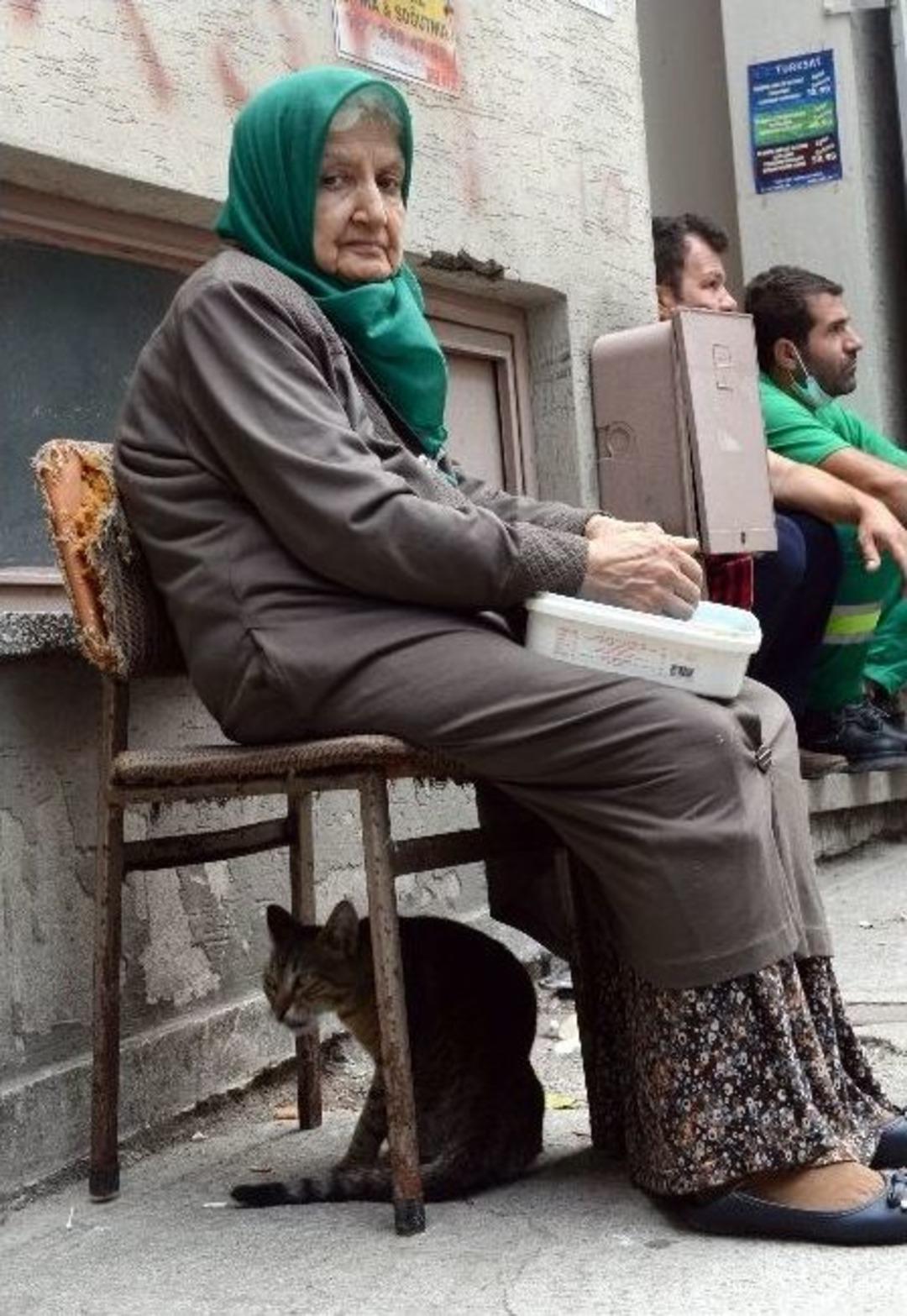 Evinin Boşaltılmasını H&uuml;z&uuml;nl&uuml; G&ouml;zlerle İzledi