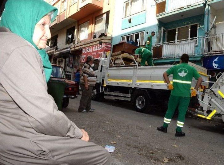 Evinin Boşaltılmasını Hüzünlü Gözlerle İzledi G4