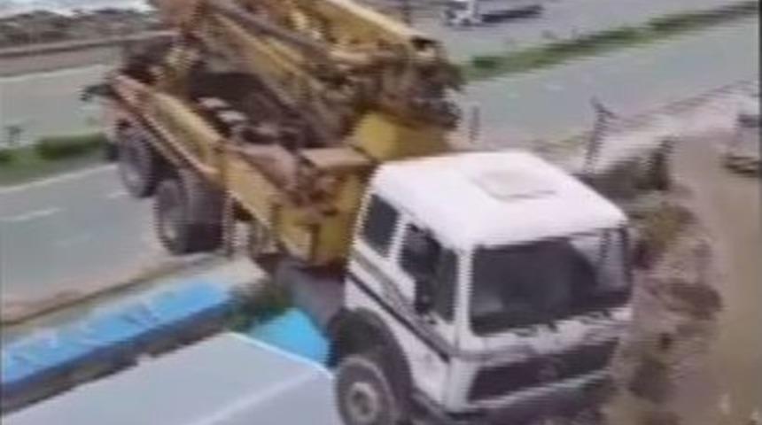 Beton Pompası İstenilen Y&uuml;ksekliğe Ulaşamayınca, Devasa Pompayı Vin&ccedil;le &Ccedil;atıya Taşıdılar