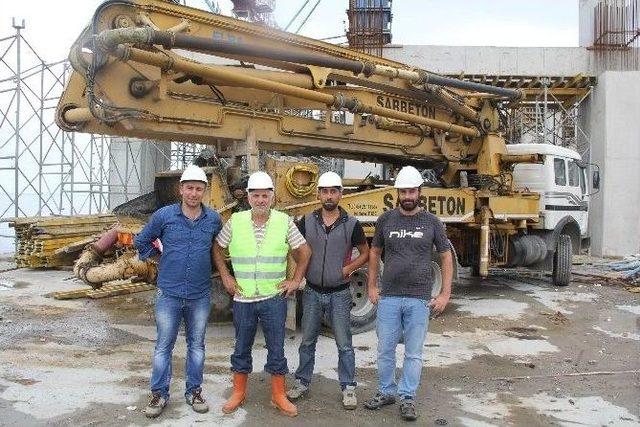 Beton Pompası İstenilen Yüksekliğe Ulaşamayınca, Devasa Pompayı Vinçle Çatıya Taşıdılar