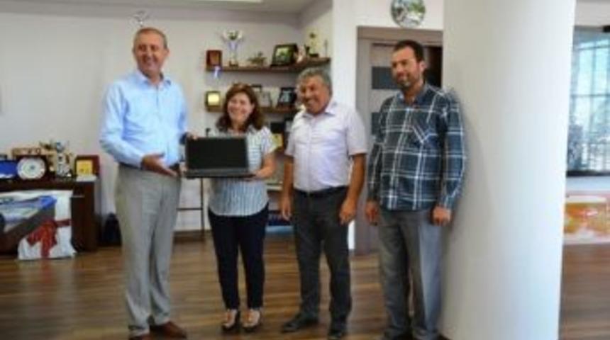 Biga Belediyesi&rsquo;nden Muhtarlara Laptop Hediye