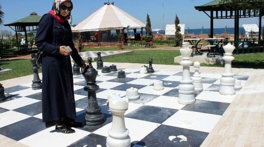 T&uuml;rkiye&rsquo;nin İlk A&ccedil;ık Hava Satran&ccedil; Sahasının Dev Piyonları Kırıldı