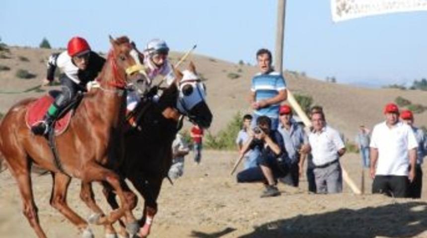 Taşk&ouml;pr&uuml;&rsquo;de &rsquo;15 Temmuz Demokrasi Şehitleri&rsquo; Anısına At Yarışları D&uuml;zenlenecek