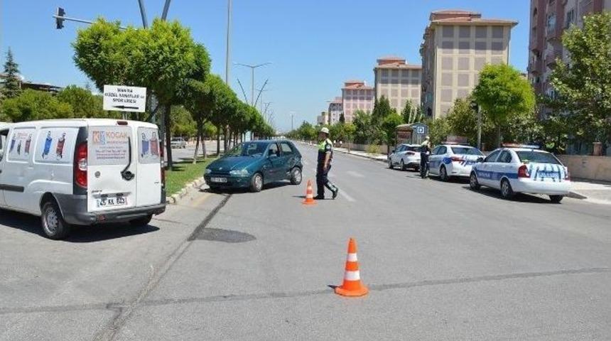 Manisa&rsquo;da İki Otomobil &Ccedil;arpıştı: 1 Yaralı