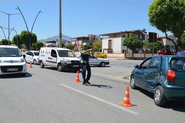 Manisa’da İki Otomobil Çarpıştı: 1 Yaralı