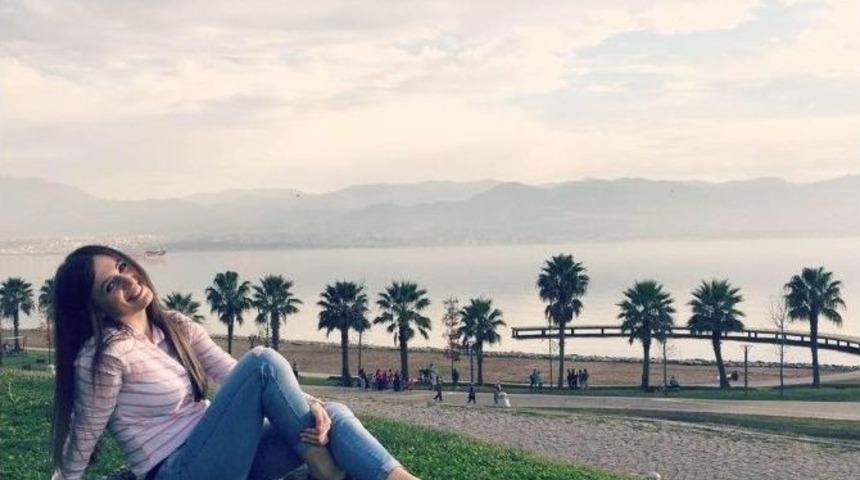 Yol Kenarında Y&uuml;r&uuml;yen Gen&ccedil; Kıza Araba &Ccedil;arptı