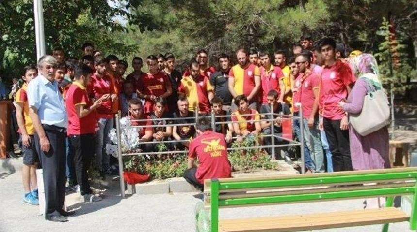 Ultraslan Niğde Taraftar Grubu Şehit Astsubay &Ouml;mer Halisdemir&rsquo;in Baba Ocağını Ziyaret Etti