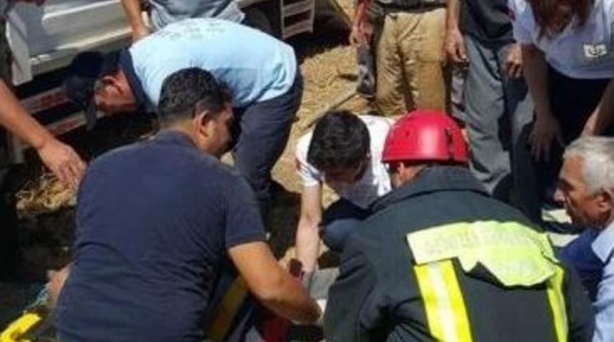 Trakt&ouml;rle Kamyonet &Ccedil;arpıştı: 1&rsquo;i &Ccedil;ocuk 2 Yaralı