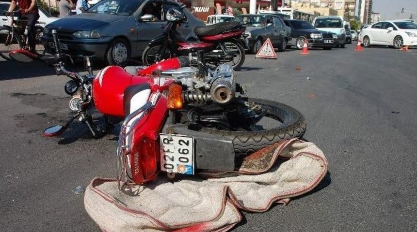 İki Motosiklet &Ccedil;arpıştı: 2 Yaralı