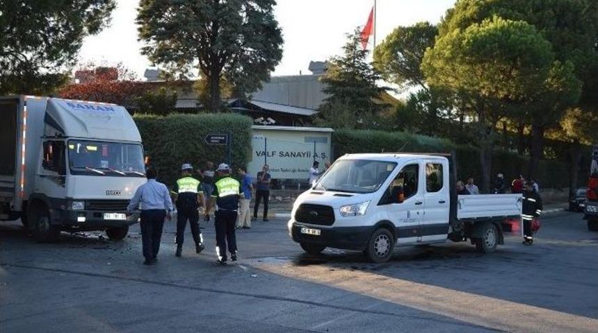 Manisa&rsquo;da 3 Ara&ccedil; Birbirine Girdi: 13 Yaralı