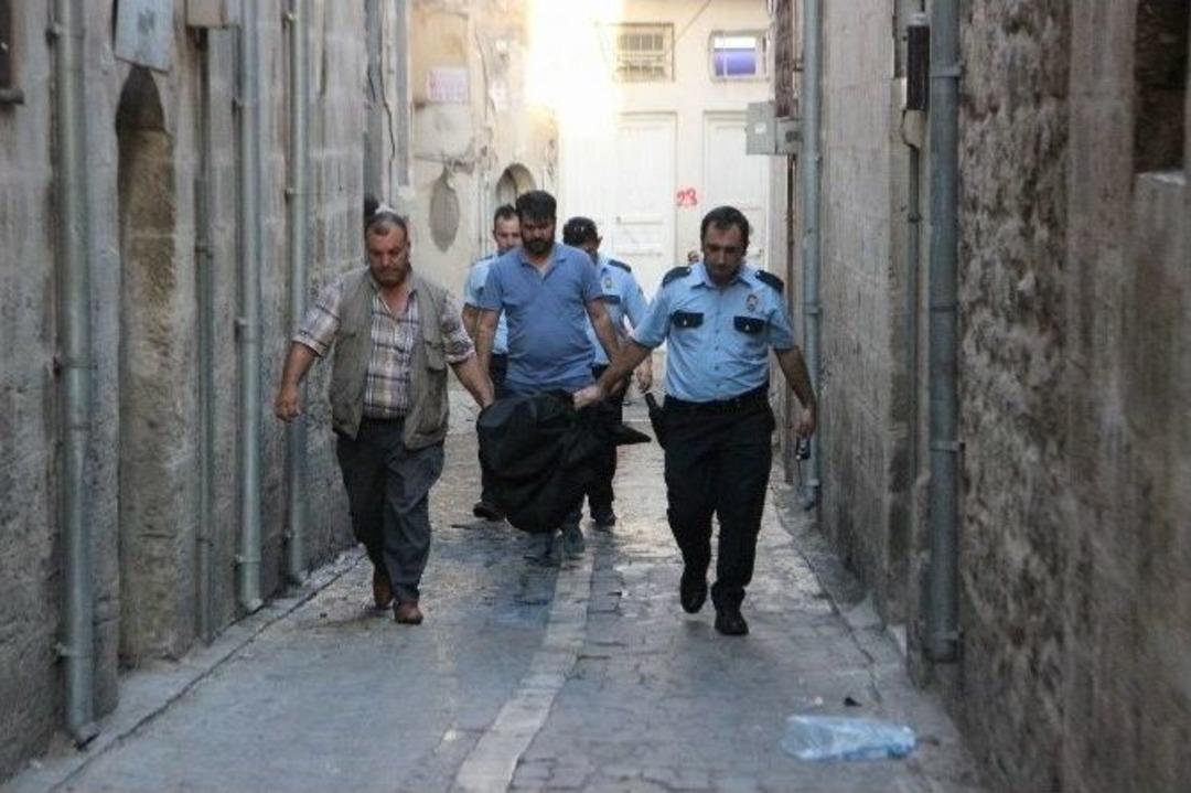 Doğurduğu Bebeği Poşete Koyup Odunluğa Attı