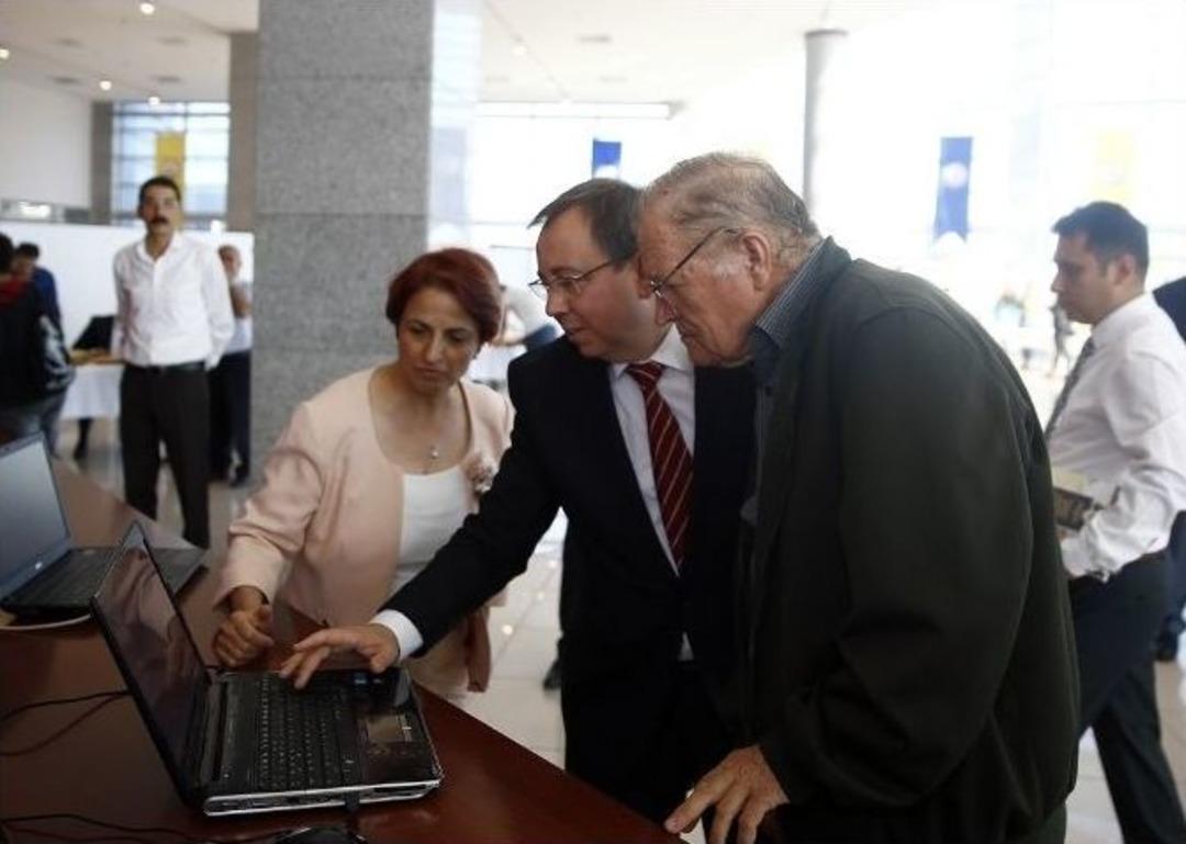 72 Yaşında &Uuml;niversiteye Kayıt Oldu