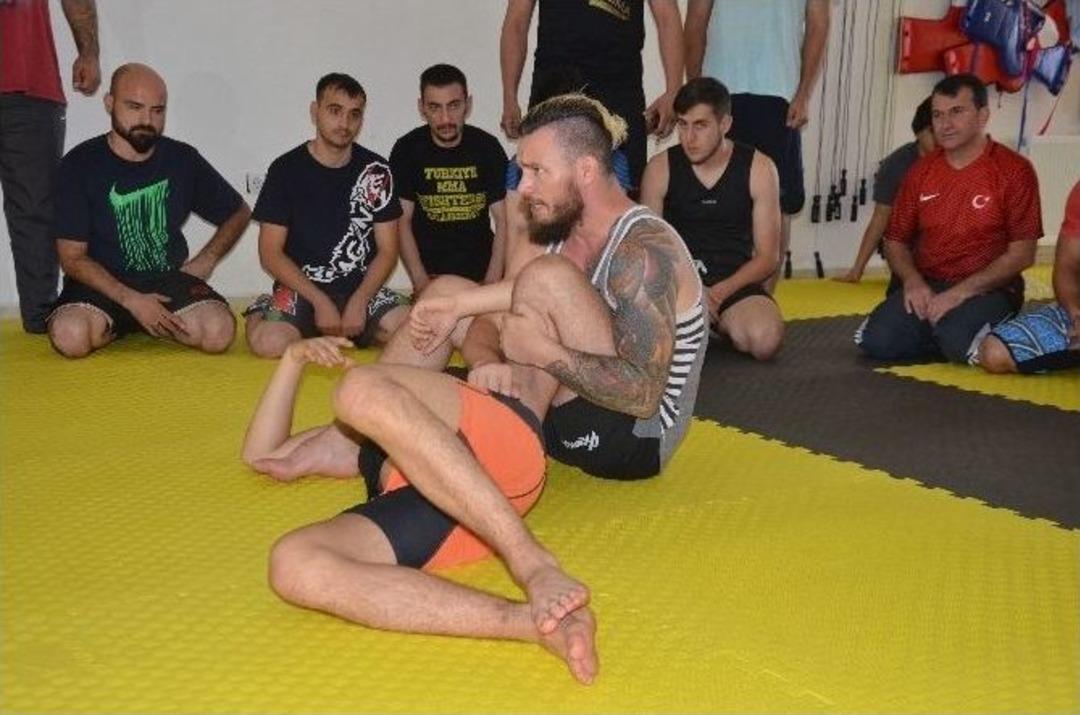 Kafeste D&ouml;v&uuml;şt&uuml;ler