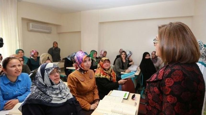 Azimli Kadınlar Okuma-yazma &Ouml;ğreniyor