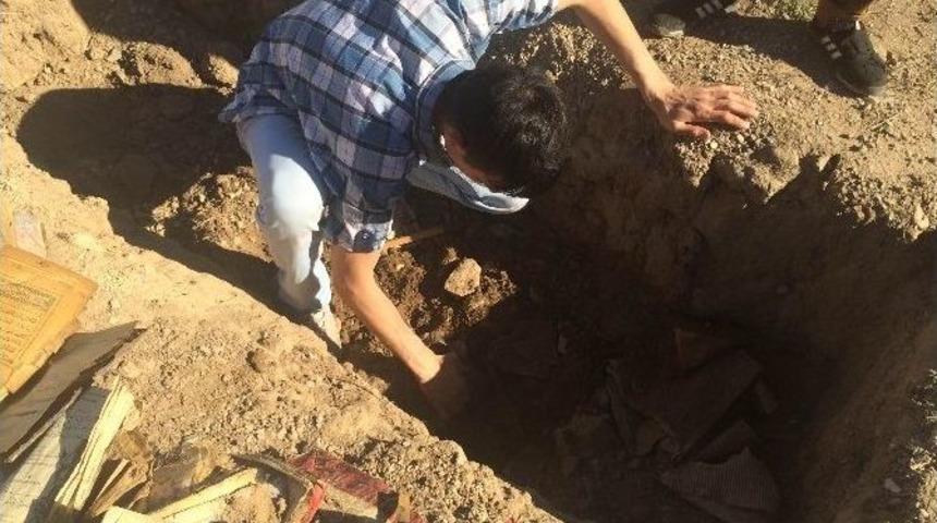 &Ccedil;ukurdan Onlarca Kur&rsquo;an-ı Kerim &Ccedil;ıktı