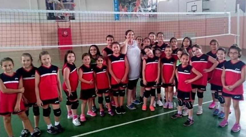 Hamileliğin Son G&uuml;nlerinde Bile Takımının Başından Ayrılmıyor