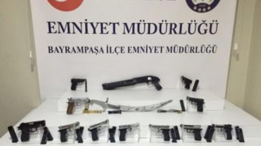 Bayrampaşa Ve Fatih&rsquo;te Yapılan Aramalarda &Ccedil;ok Sayıda Silah Ele Ge&ccedil;irildi