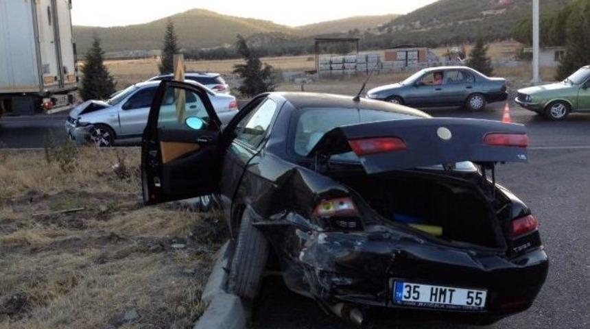 &Uuml;niversite Kaydından D&ouml;nerken Kaza Yaptılar