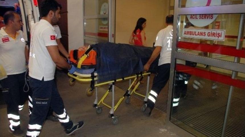 Minib&uuml;sle Otomobil &Ccedil;arpıştı: 3 Yaralı