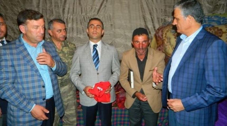 Vali Ve Kaymakam, Konuşmasıyla D&uuml;nyaya Demokrasi Dersi Veren &Ccedil;obanı Ziyaret Etti