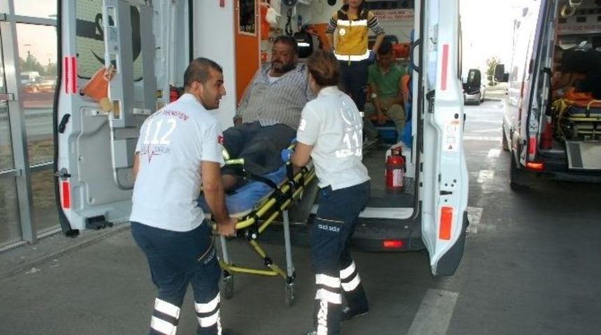 Hafif Ticari Ara&ccedil; İle Otomobil &Ccedil;arpıştı: 4 Yaralı