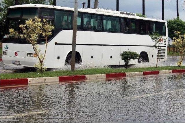 Hatay’da Sağanak Yağış Hayatı Olumsuz Etkiledi