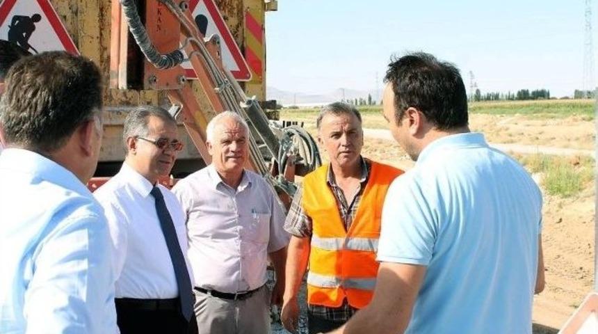 Vali Tapsız, K&ouml;y Yollarında Y&uuml;r&uuml;t&uuml;len &Ccedil;alışmaları İnceledi