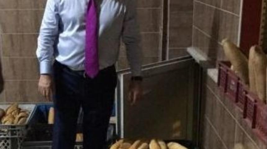 Başkan Kılı&ccedil;, Gramajı Eksik Olan Ekmekleri İş&ccedil;ilere Dağıttı