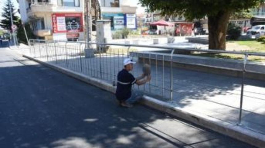 D&uuml;zce Mehmet Akif Caddesinde Korkuluklar D&ouml;şeniyor