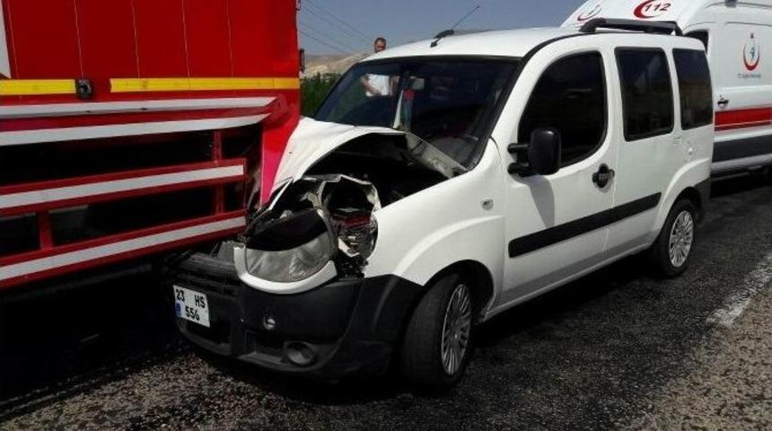 Sivas&rsquo;ta Hafif Ticari Ara&ccedil; Park Halindeki Kamyona &Ccedil;arptı: 5 Yaralı