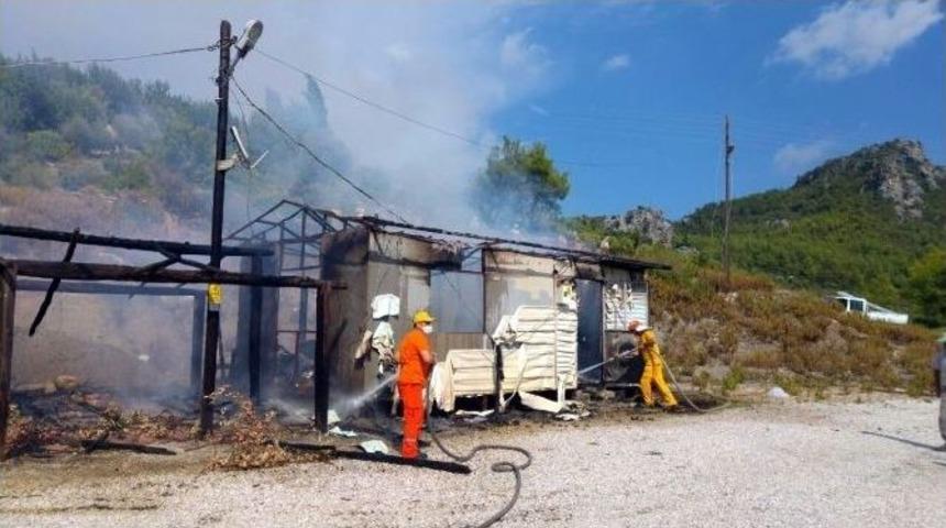 Antalya&rsquo;da Prefabrik Cami Lojmanı Yandı