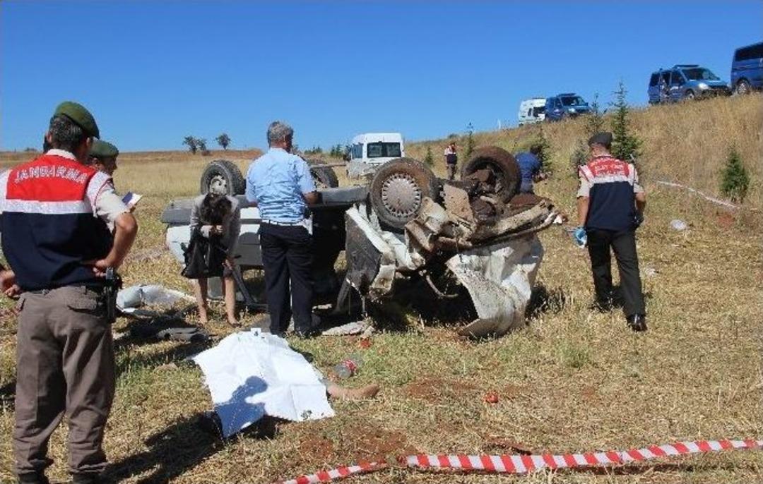 Hastane Yolunda Feci Kaza: 2 &Ouml;l&uuml;, 1 Yaralı