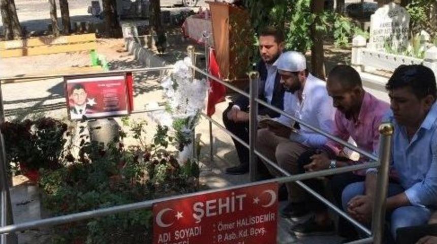Ak Gen&ccedil;ler, Şehit &Ouml;mer Halisdemir&rsquo;i Kabri Başında Dualarla Andı