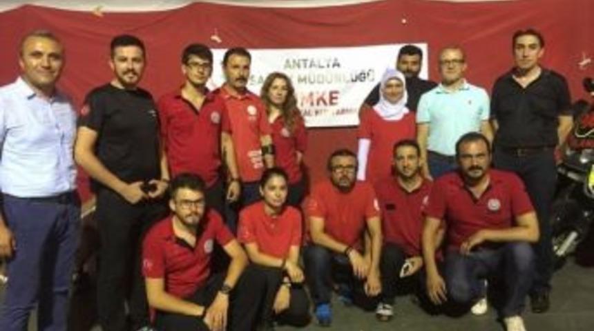 Antalya&rsquo;da Sağlık&ccedil;ılar Demokrasi N&ouml;betinde 102 Kişiye Sağlık Hizmeti Verdi