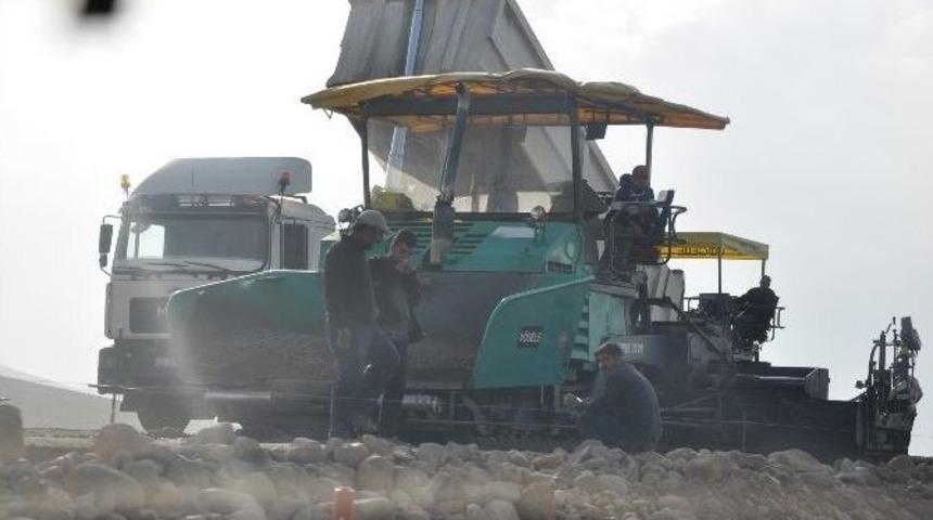 Kars-susuz-ardahan Karayolu Sıcak Asfalt Oluyor