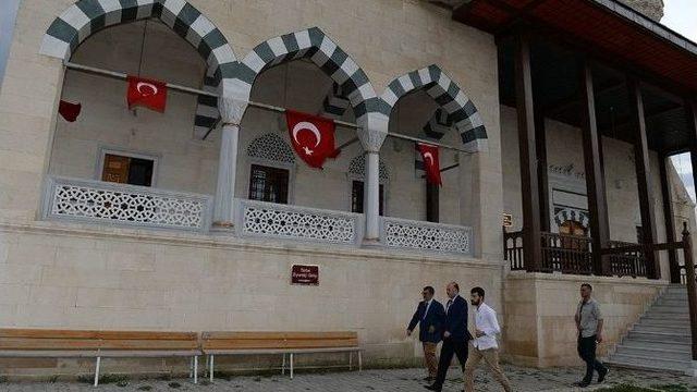 Vali Azizoğlu, Muhammed Lutfi Efe’nin Türbesini Ziyaret Etti
