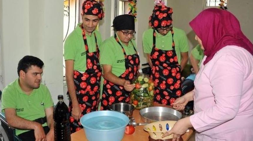 Engelsiz Şefler Turşu Kurdu