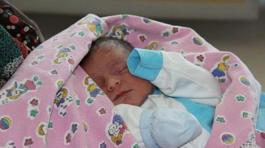 Bebeğine Şehit &Ouml;mer Halisdemir&rsquo;in İsmini Verdi