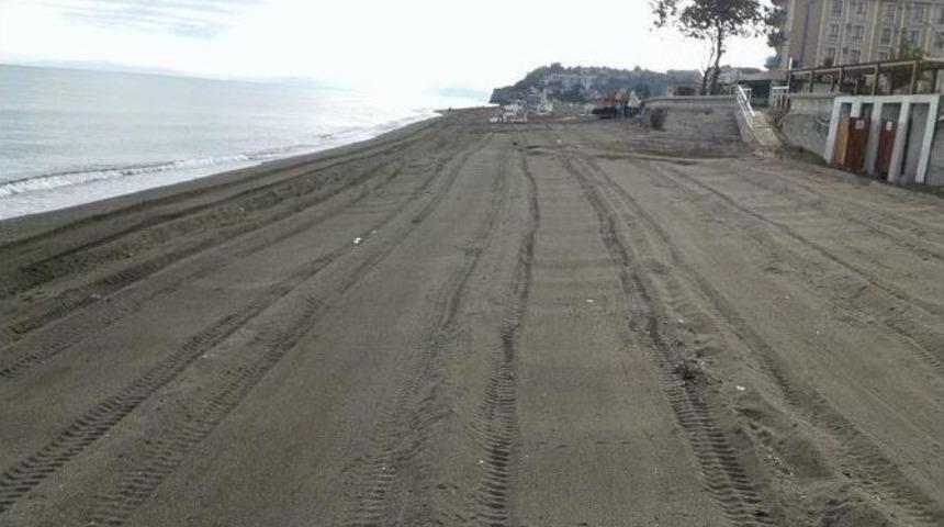 Şiddetli Fırtına Sonrası Plajlar Temizleniyor