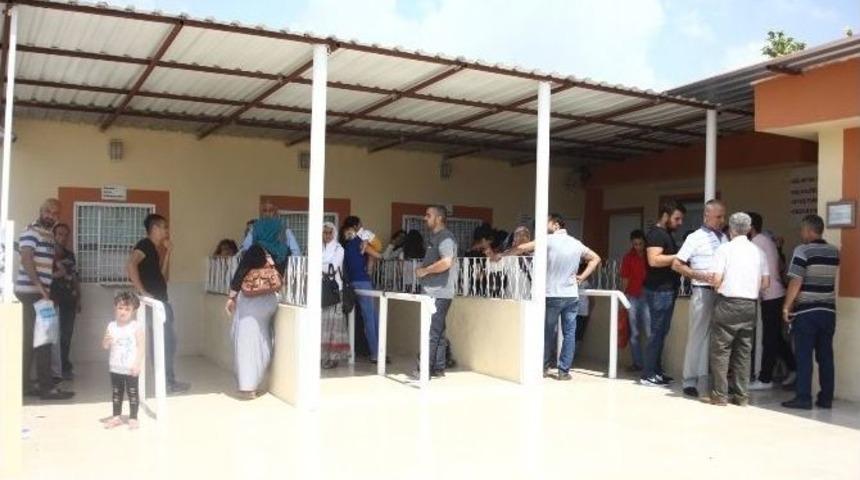 Mahkum Yakınları Cezaevi &Ouml;n&uuml;nde Tahliye Bekliyor